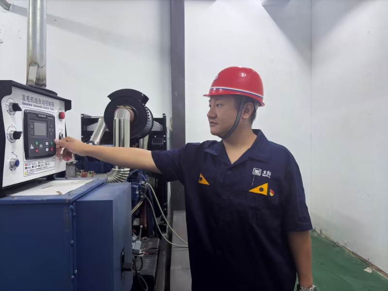 日常巡查發(fā)電機(jī)組.jpg